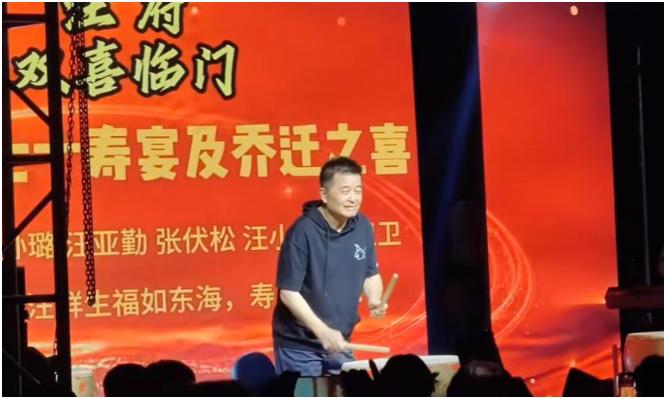 67岁毕福剑近况曝光！现身农村寿宴登台献唱，台下观众反应冷淡！

5月4日，有网