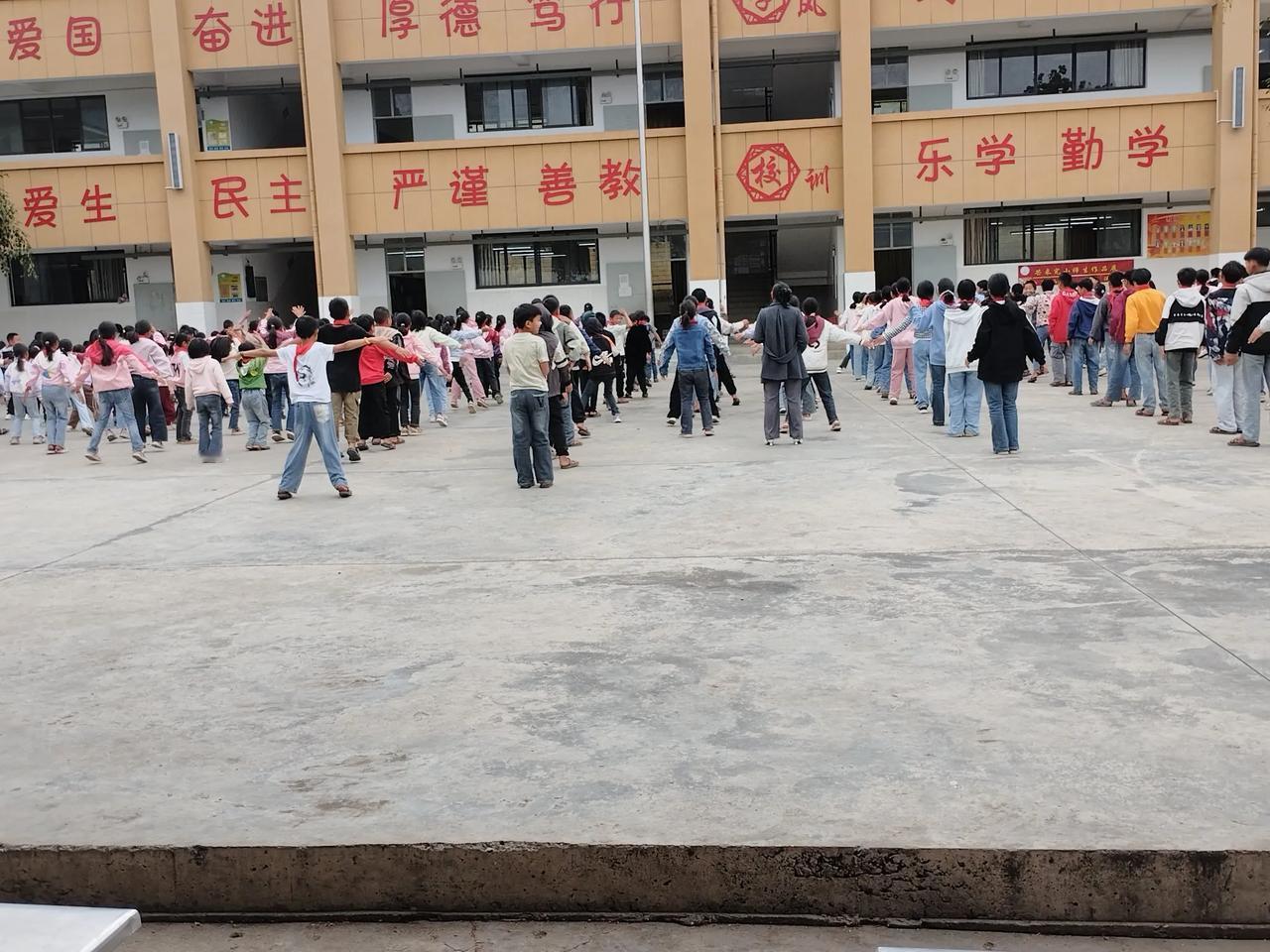 己所不欲，勿施于人。
那条什么“遇到危险教师不得擅离职守”删除吧。别不把一线老师