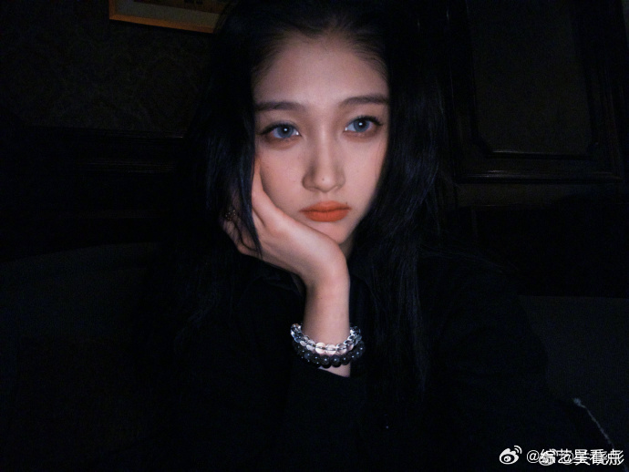 关晓彤戴了蓝色美瞳关晓彤戴了蓝色美瞳，今日营业也太美了，毛线帽黑长直清冷感拉满关