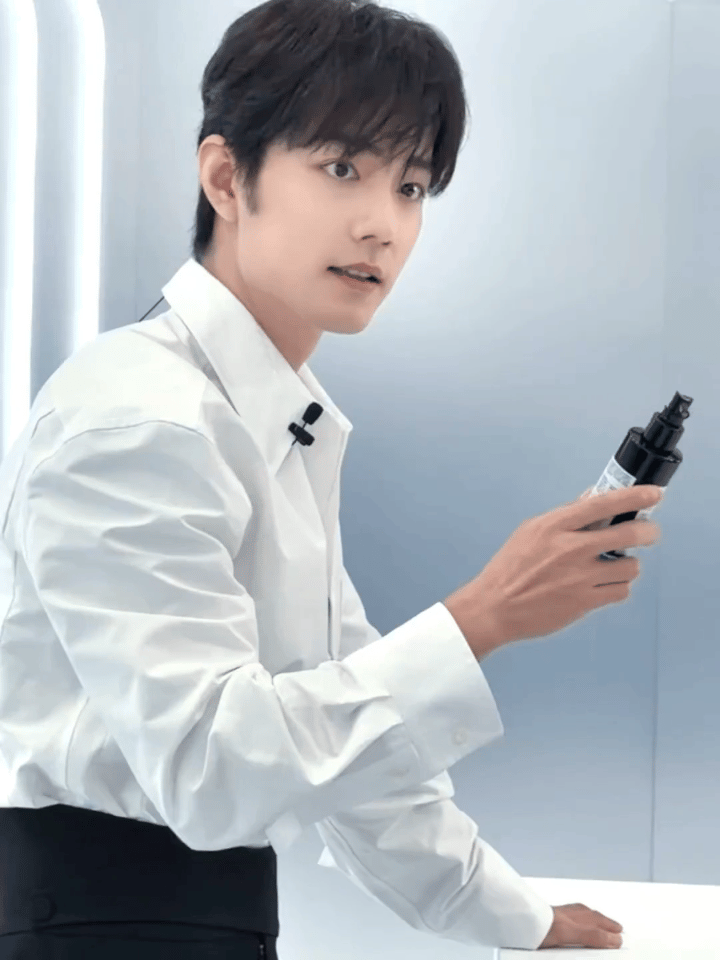 肖战直播是男大吧，哪来的白衣少年，他一笑就明媚了四季，live生图来了