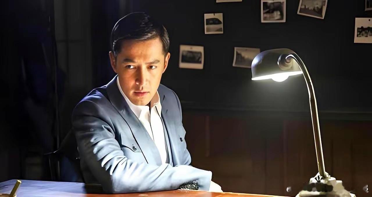 11年了，胡歌还在被刘敏涛“骂”。新剧里，刘敏涛客串副市长，胡歌演巡山队长。她一