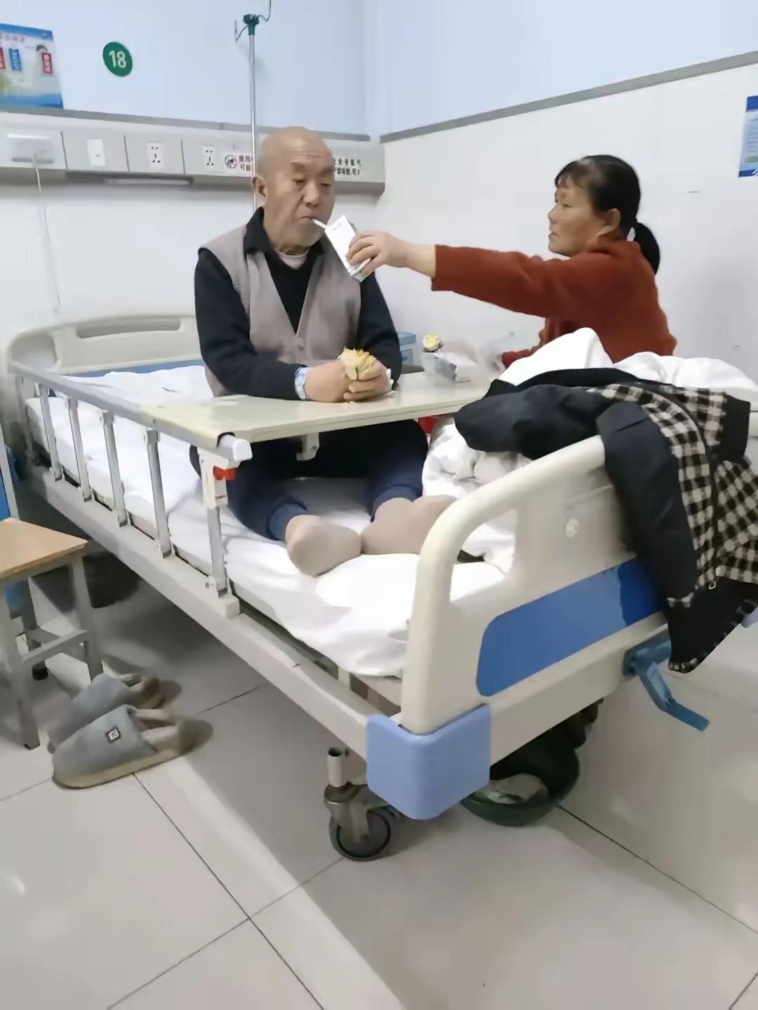 是够糊涂滴？
住院五天，明明是女儿天天伺候，却非的说儿子也很孝顺，那儿子在哪儿呢