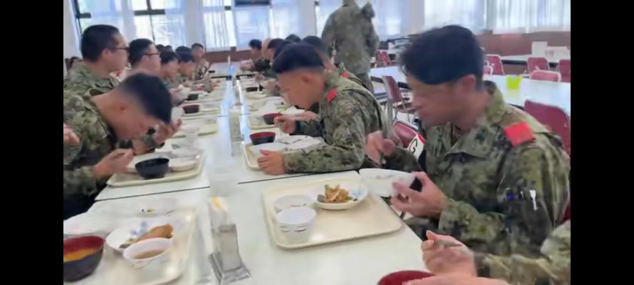 好奇日本人吃得很少，但是身体很结实，也不瘦，，[捂脸][捂脸][捂脸]
按说日本