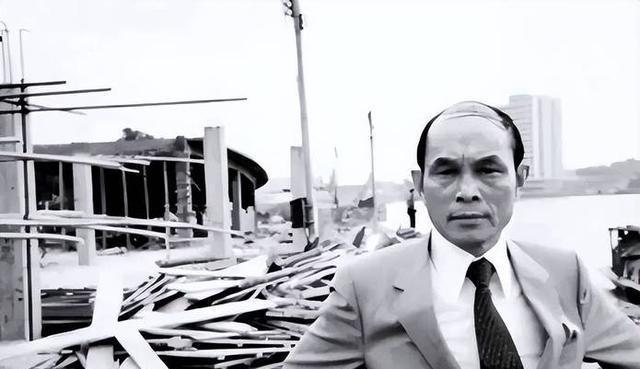 1982年，新开的白天鹅宾馆楼顶被架上了 高射炮 ，霍英东无奈之下找廖承志帮忙，