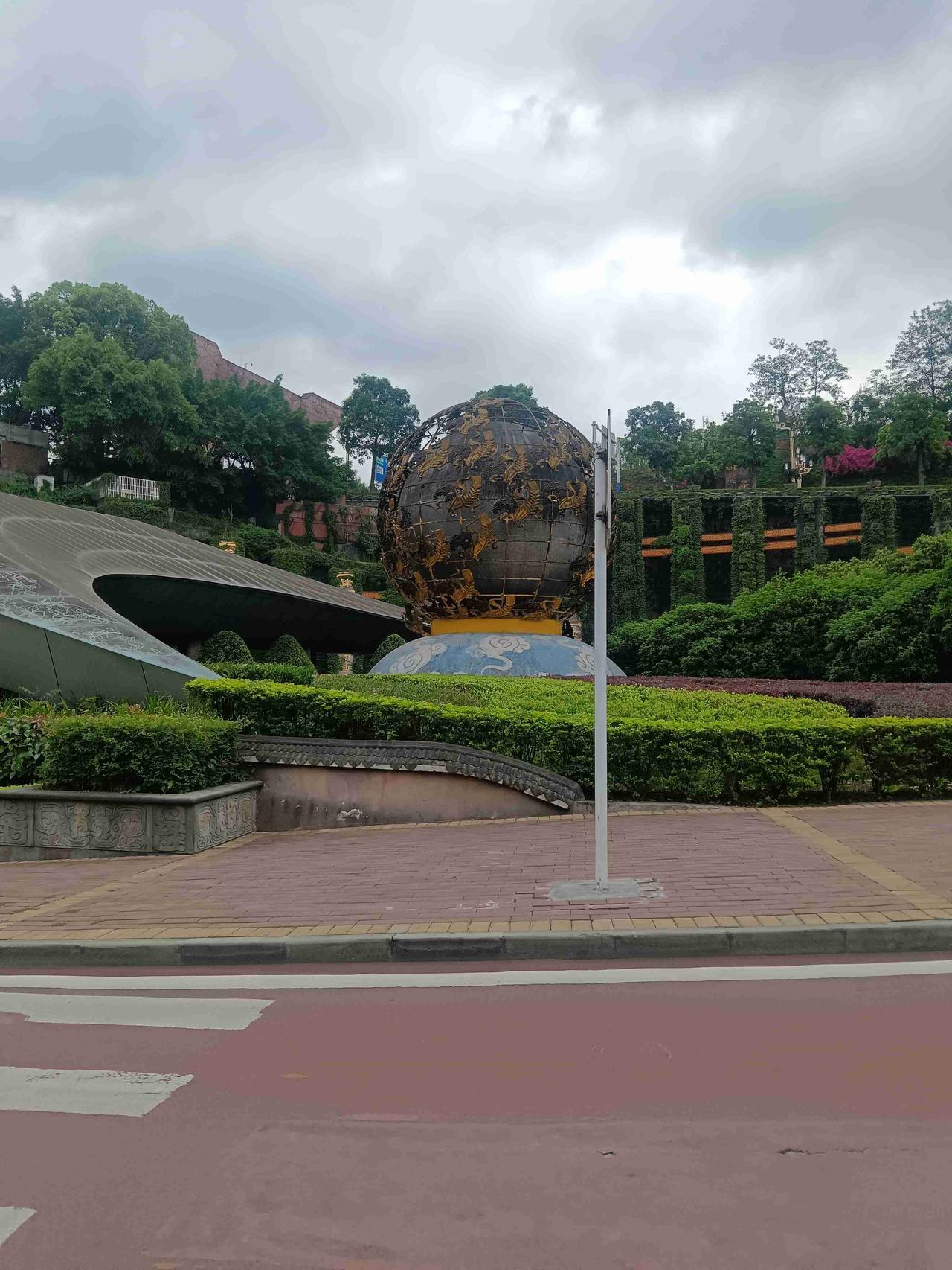 我的今日状态：😪没睡醒
我这里的天气：🌧下雨
这天气下雨就冷，当真是贵州落雨