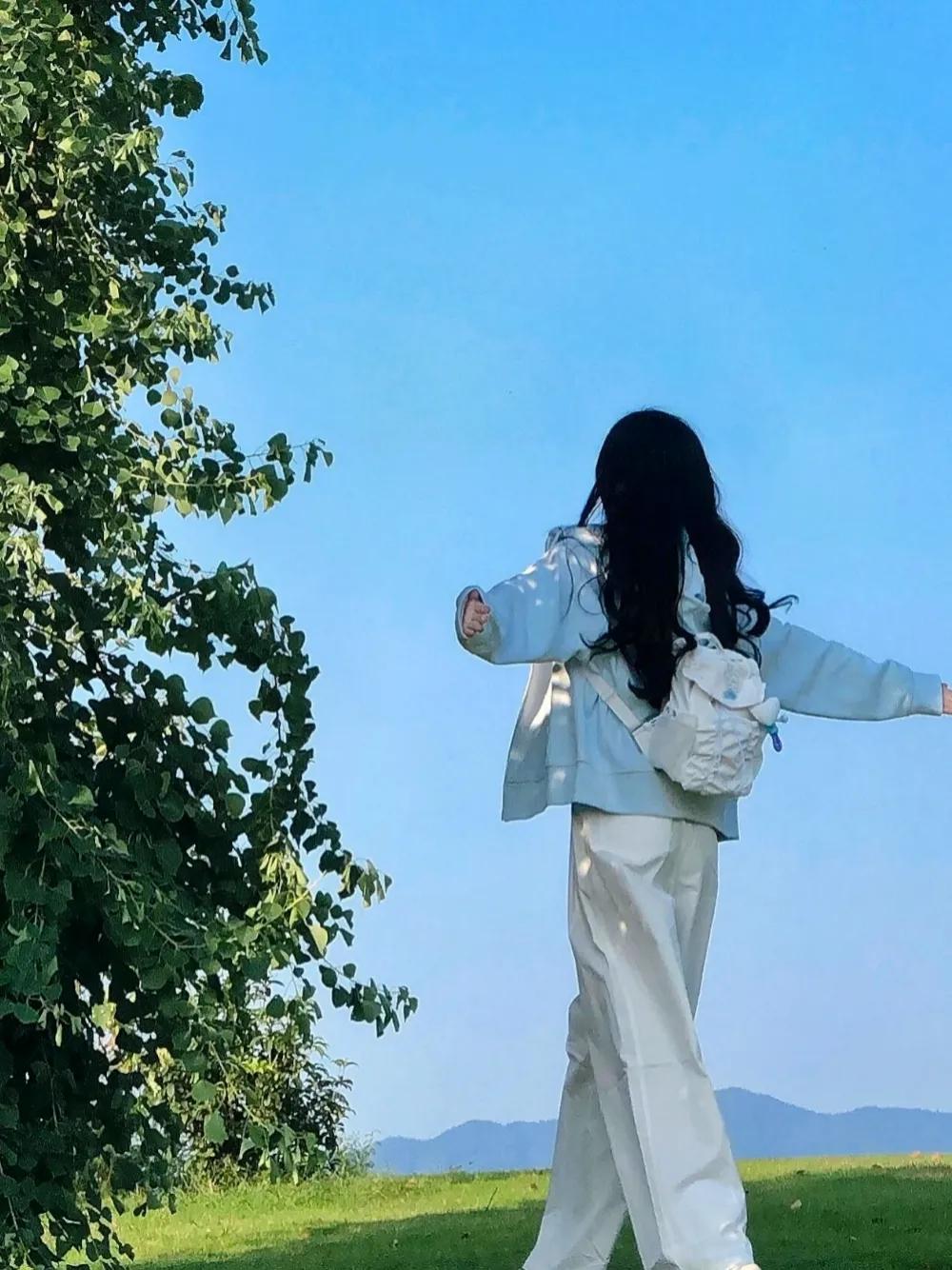 朋友喊我去香港打工，还跟我说她姑开公司能帮忙办签证，承诺月薪不低于 2.2 万呢