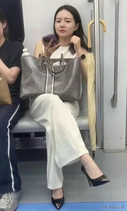 秋日生活打卡季早高峰地铁人潮汹涌，形形色色的人匆匆而过。喧嚣人海之中，唯独这一张