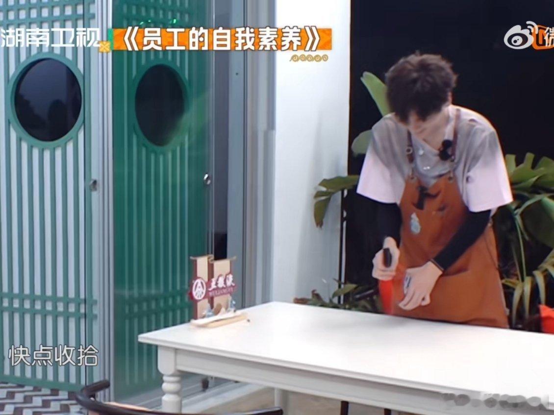 沈月翟潇闻职业素养天花板 中餐厅老板唱K的时候员工要提供情绪价值吗从收拾卫生到飞