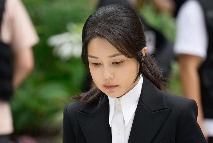 真是大难临头各自飞了！9月10日，韩国前第一夫人金建希哽咽控诉，丈夫尹锡悦毁了她