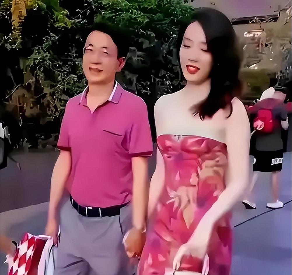 “牵手门”后，董思槿的人生彻底改写。2023年6月，成都太古里街头一段牵手视频炸