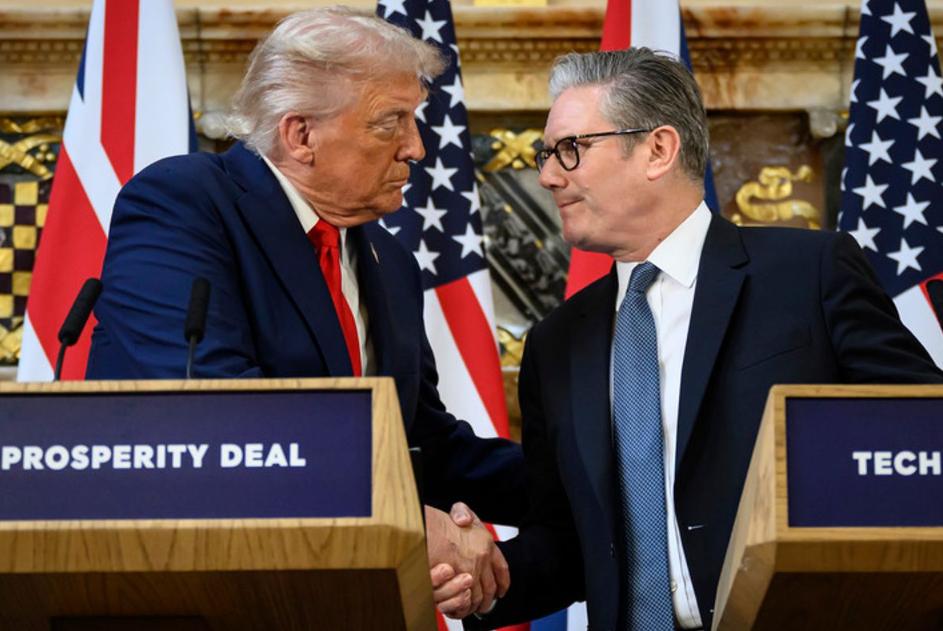 俄乌和平迎来关键转折？英美首脑紧急通话，30国联盟+美俄密谈双线推进
 
12月