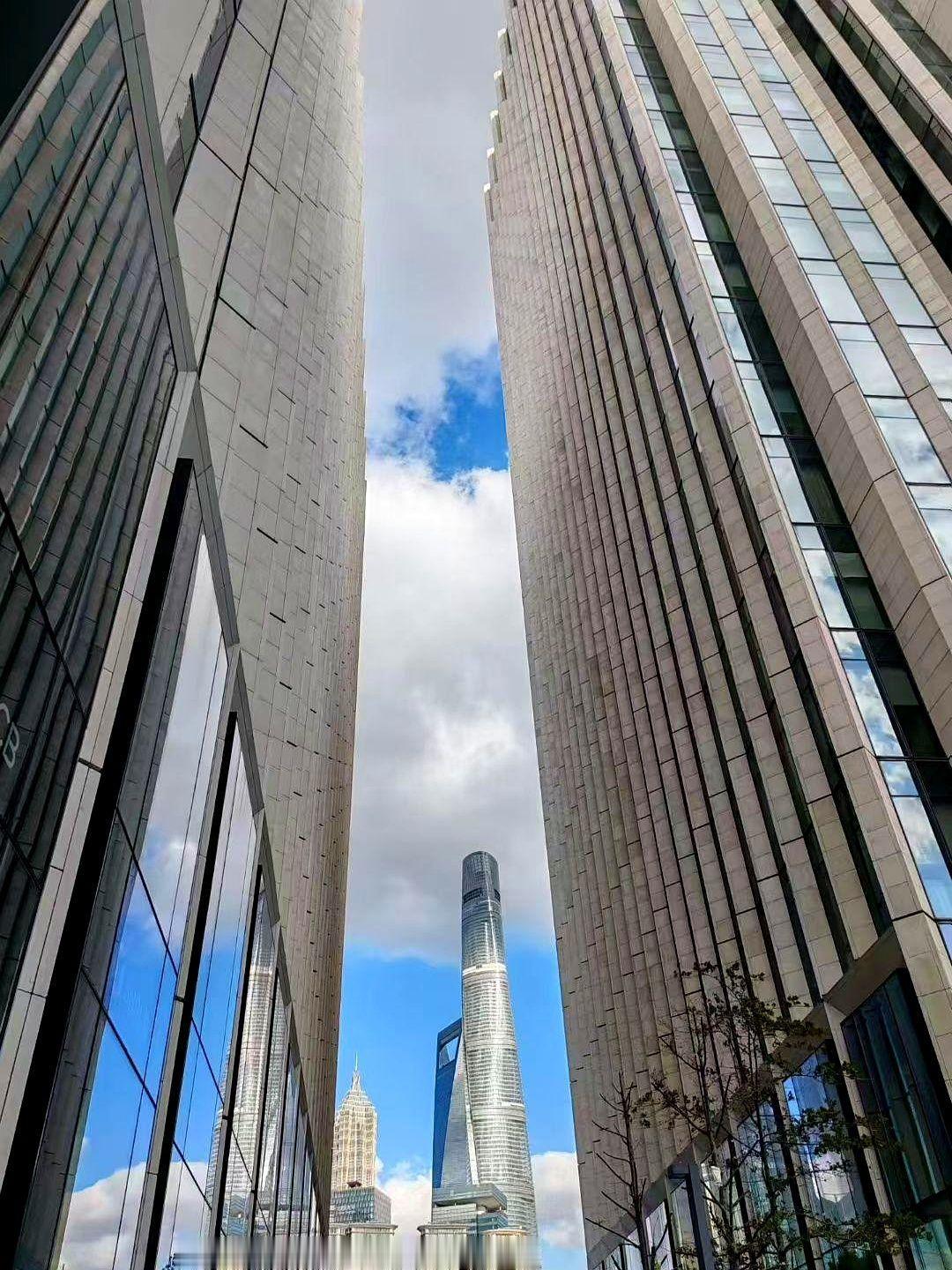 齐达内一头撞向马特拉齐时，全世界都安静了。

那红牌，那与大力神杯擦肩而过的背影