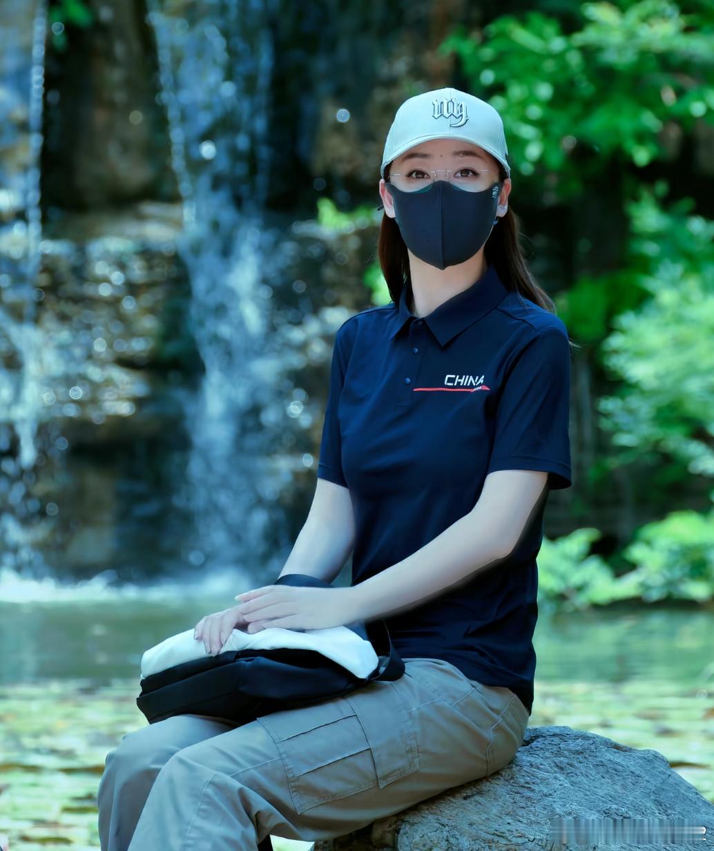 洋洋高锐·姑娘、怎么了◎自从见到她她……好象藏在云雾中总是飘来飘去令人……琢磨不