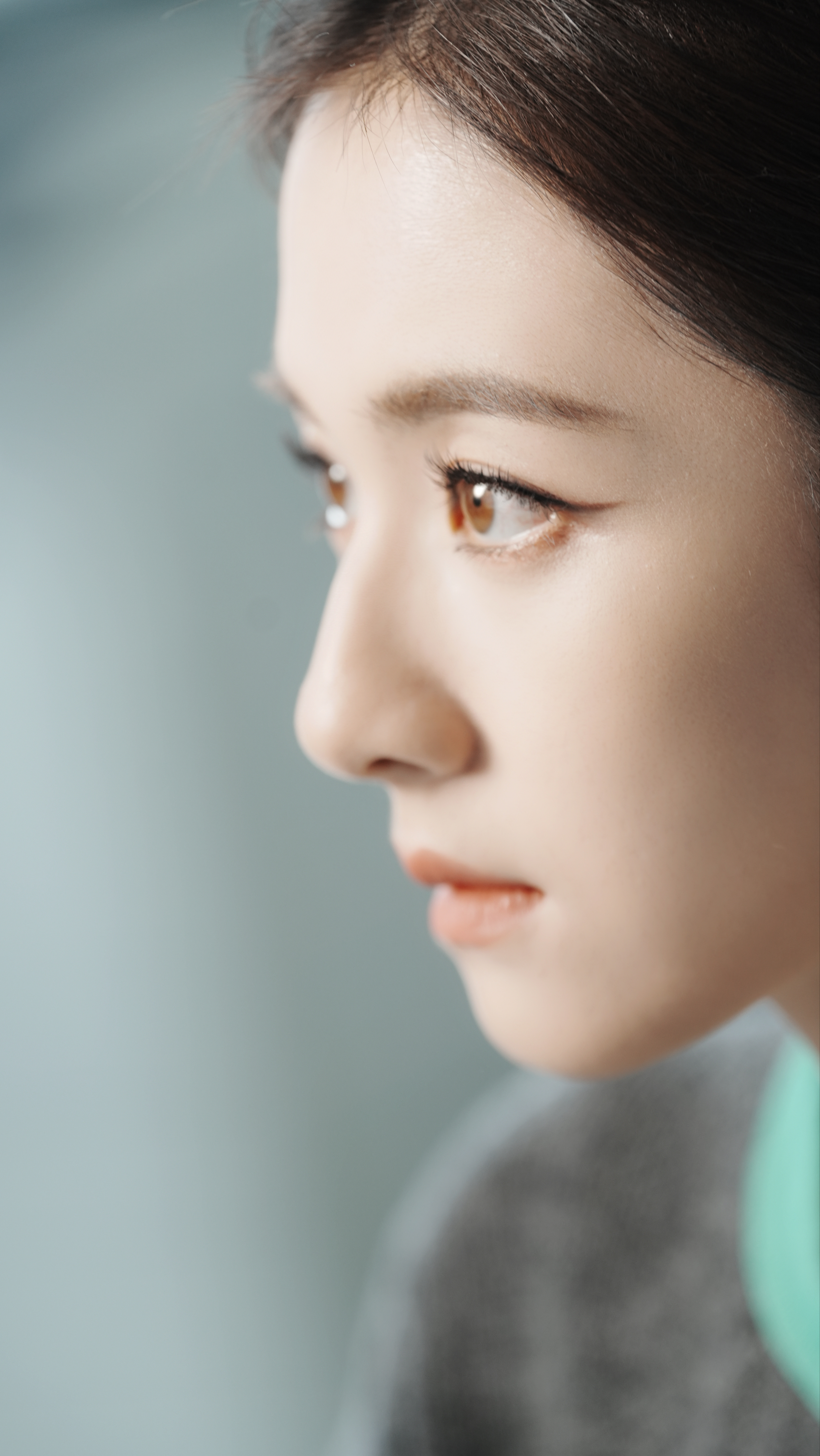 李兰迪职场高智感秒了 李兰迪职场高智感真的是展现的淋漓尽致！利落低盘发搭配简约耳