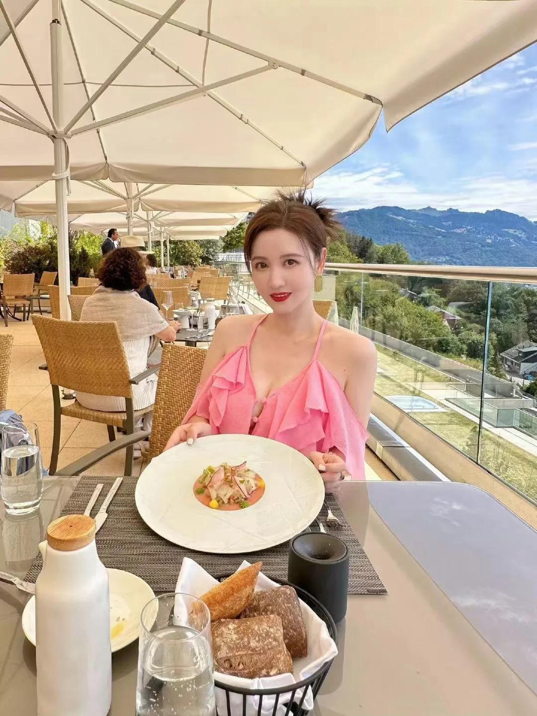 张萌果然有格局
在穿衣方面
一直想的很开
张萌的清凉装
棒棒的