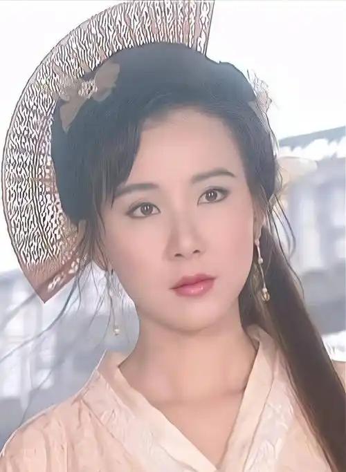 2003年，“台湾第一大美女”萧蔷被记者追着问，怎么看林志玲？
那一年，台湾民众