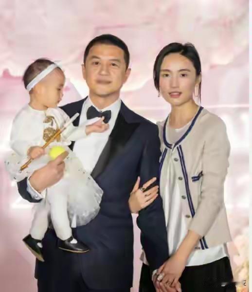之前就有人说“李亚鹏的婚姻扛不过债务，就像泡沫扛不过风”，果然被验证了！

李亚