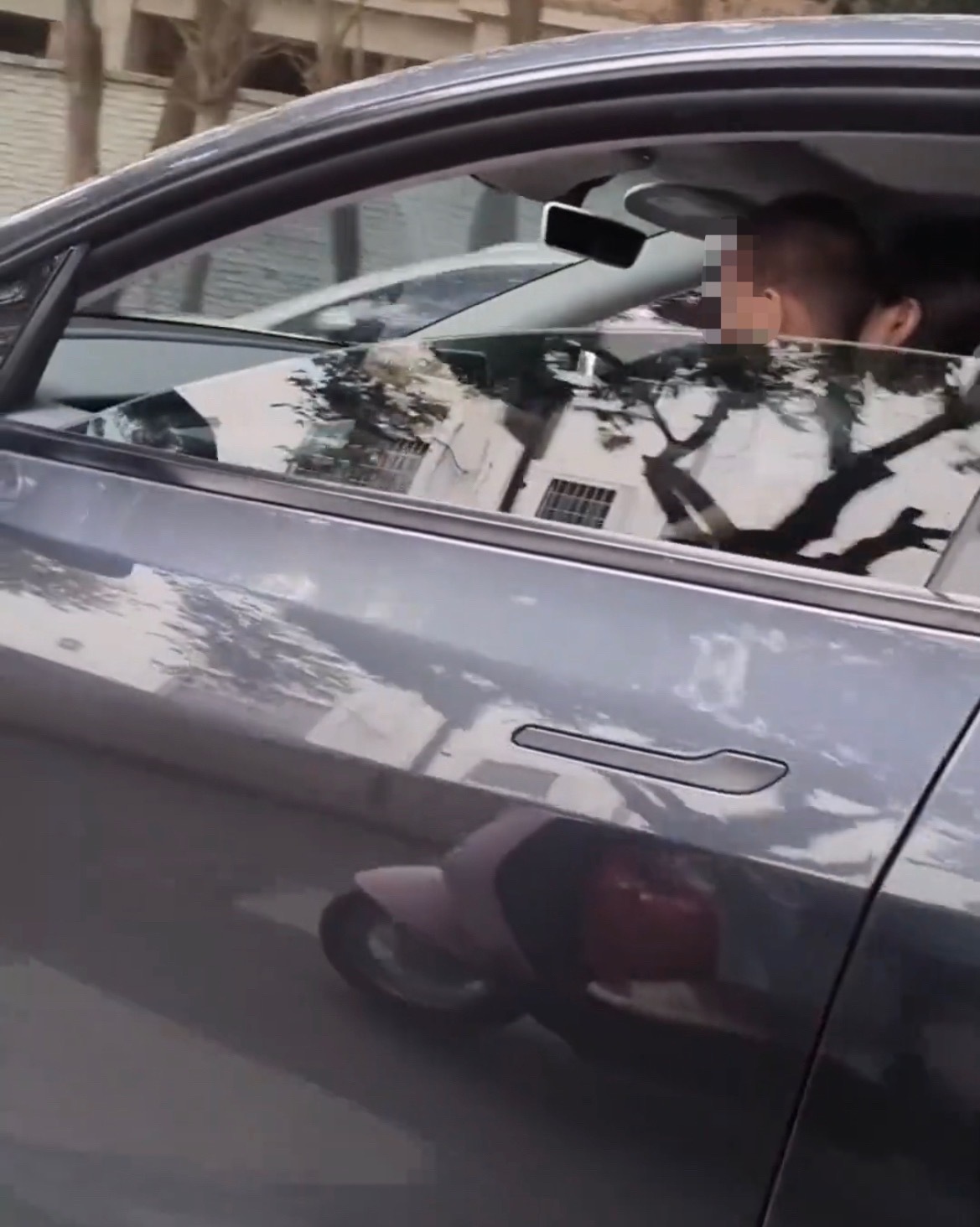 【北海某福南里新能源车司机抱着小孩开车】5月10日，网友爆料称：广西北海 某福南