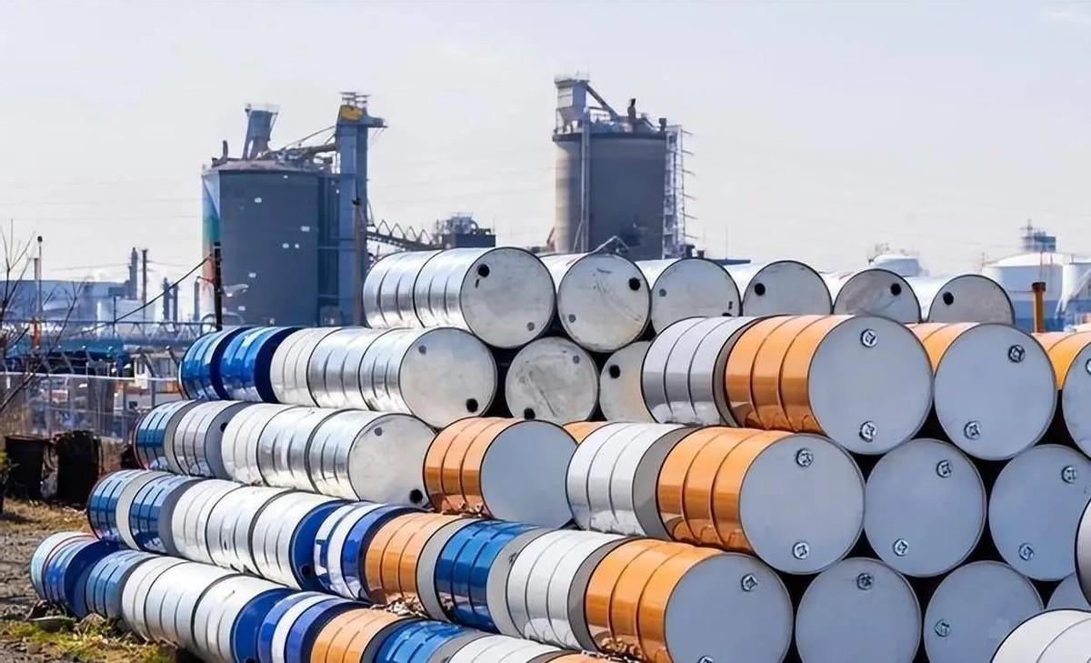 特朗普这次真是搬起石头砸自己的脚了。美伊开打之后,伊朗石油出口不降反升,现在每天