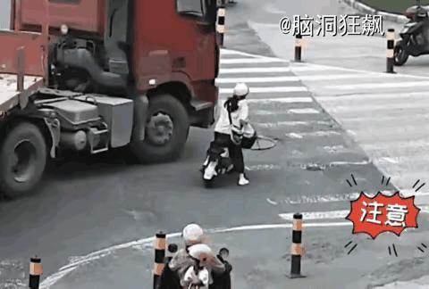 重要的事情说三遍，远离大货，远离大货，远离大货，因为大货车是有死角的，司机有盲区