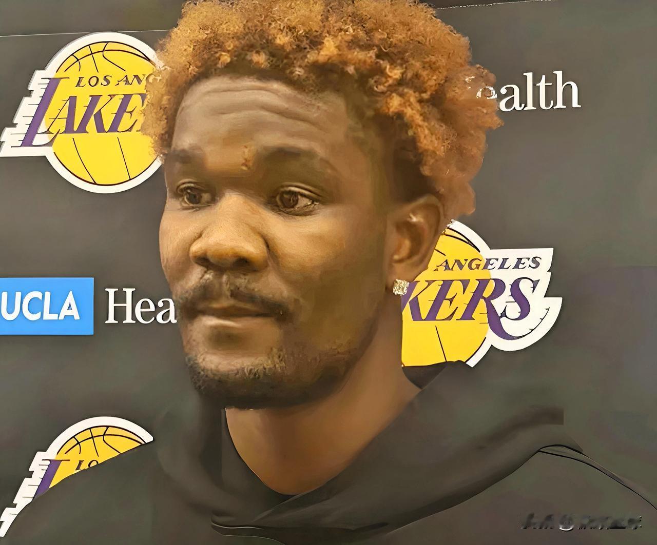 艾顿真是明白人啊！

近日，湖人首发中锋艾顿接受了记者采访，被问到外界觉得球队情