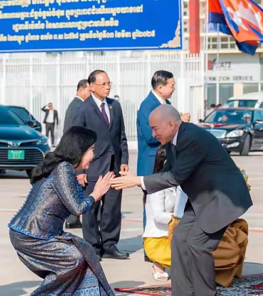 洪森亲王的妻子文拉妮女亲王在机场迎接西哈莫尼国王。两个人相互行礼，多么友好。
文