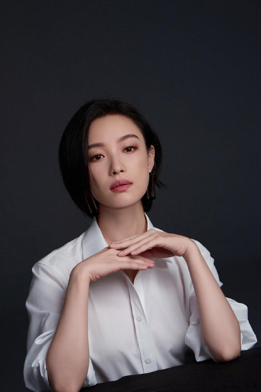 丝域全球品牌代言人倪妮  这一身造型真的太飒太美了。发丝的质感肉眼可见的好，灵动