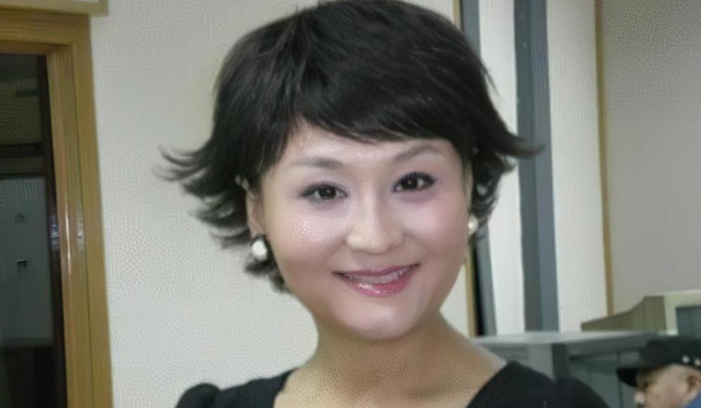 2015年，前央视主持人曹晴辞掉工作远嫁美国，婚后遭丈夫屠中恒没收证件，限制自由