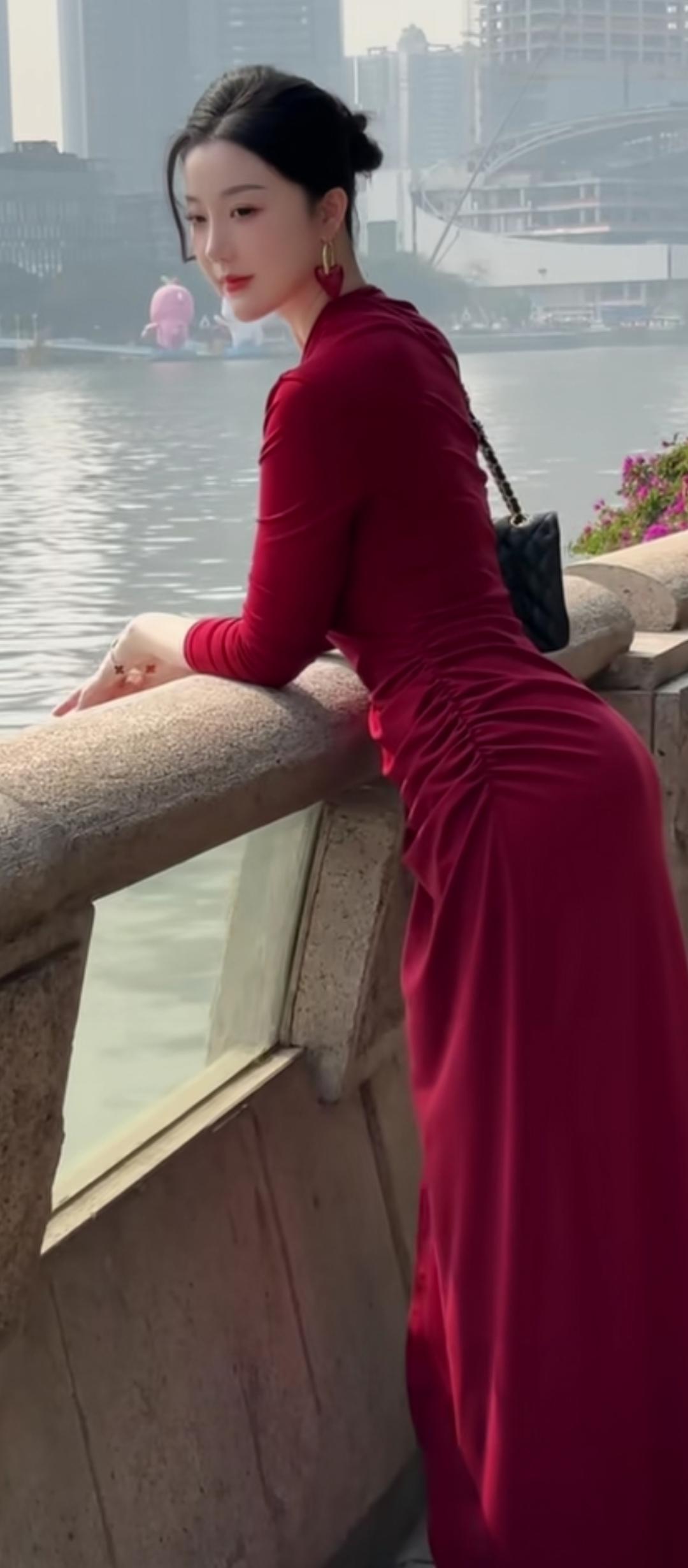 红衣倚栏，水畔思悠。