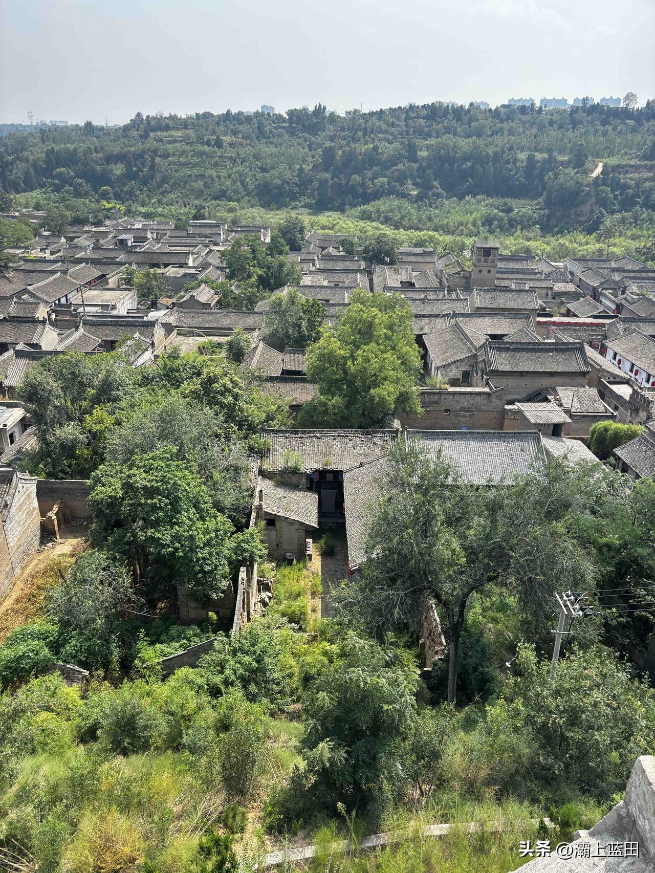 韩城党家村古建筑群，这个地势看着比较低，但风水好，古人选址很讲究风水，葫芦形宝地