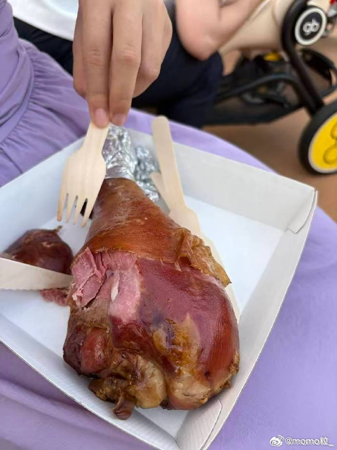 迪士尼 物价 又没人逼你消费景区不都是这个价格吗？你又想在园区里吃好玩好，又不想