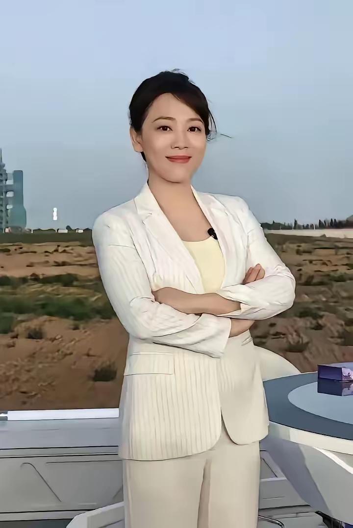 她没有董卿知性，又没有周涛漂亮，她的样貌绝对是一般
你们认识她吗？
但是她的主持