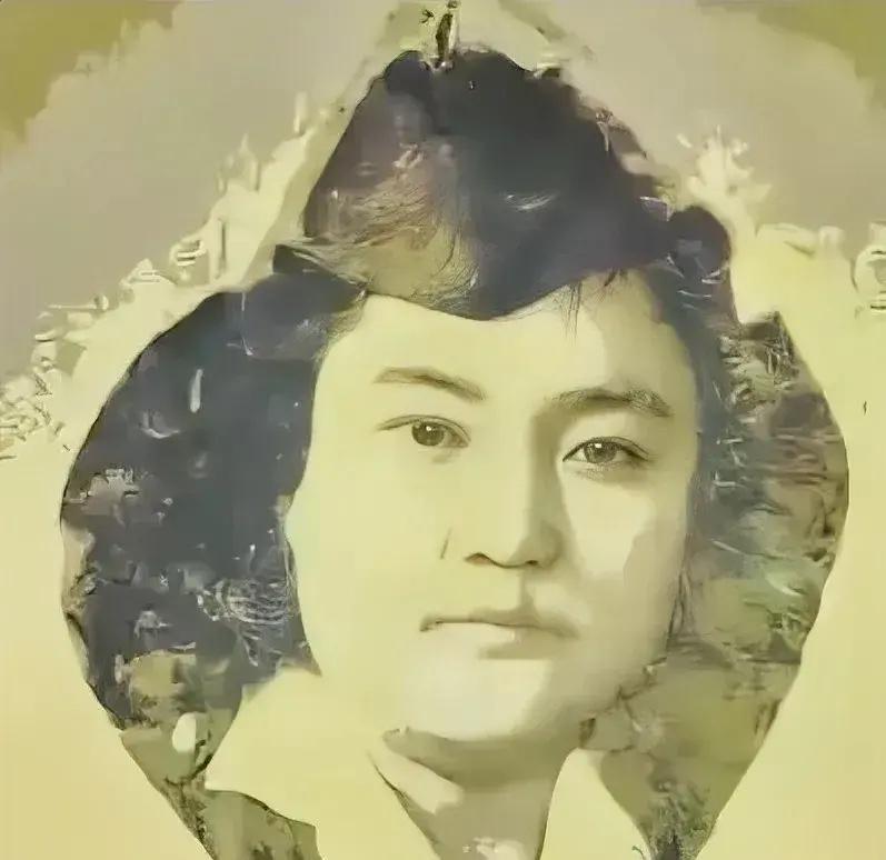 1940年，军统女特工王宝云被绑在老虎凳上，已经加到第三块砖，她疼得大汗淋漓。日