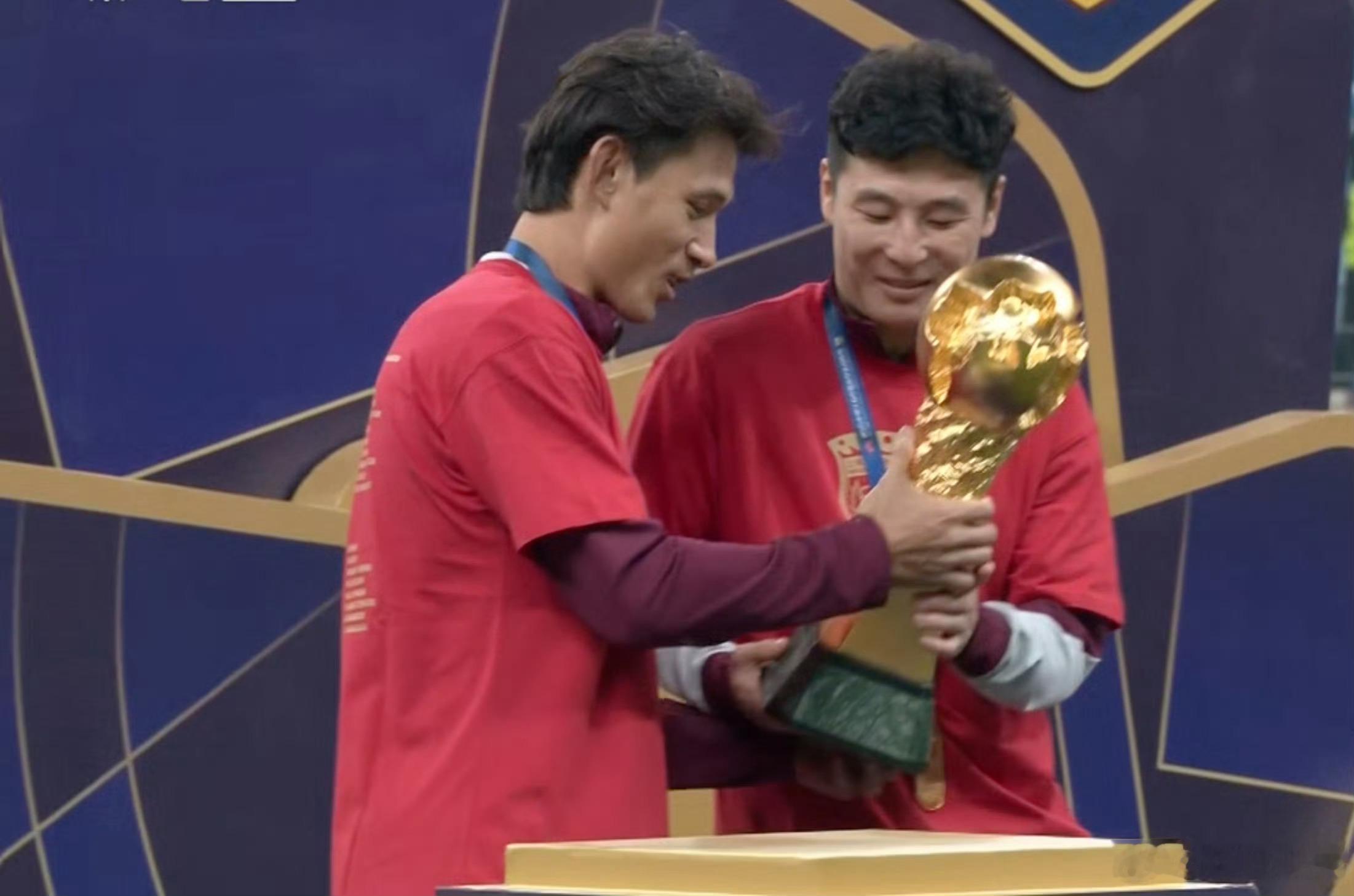 中超收官战日前落下帷幕，上海海港客场以1：0战胜大连英博，成功卫冕冠军，实现三连