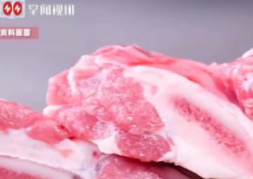 “大快人心！”四川乐山，一小学食堂里的11名普通员工，利用职务之便，将食堂里的优