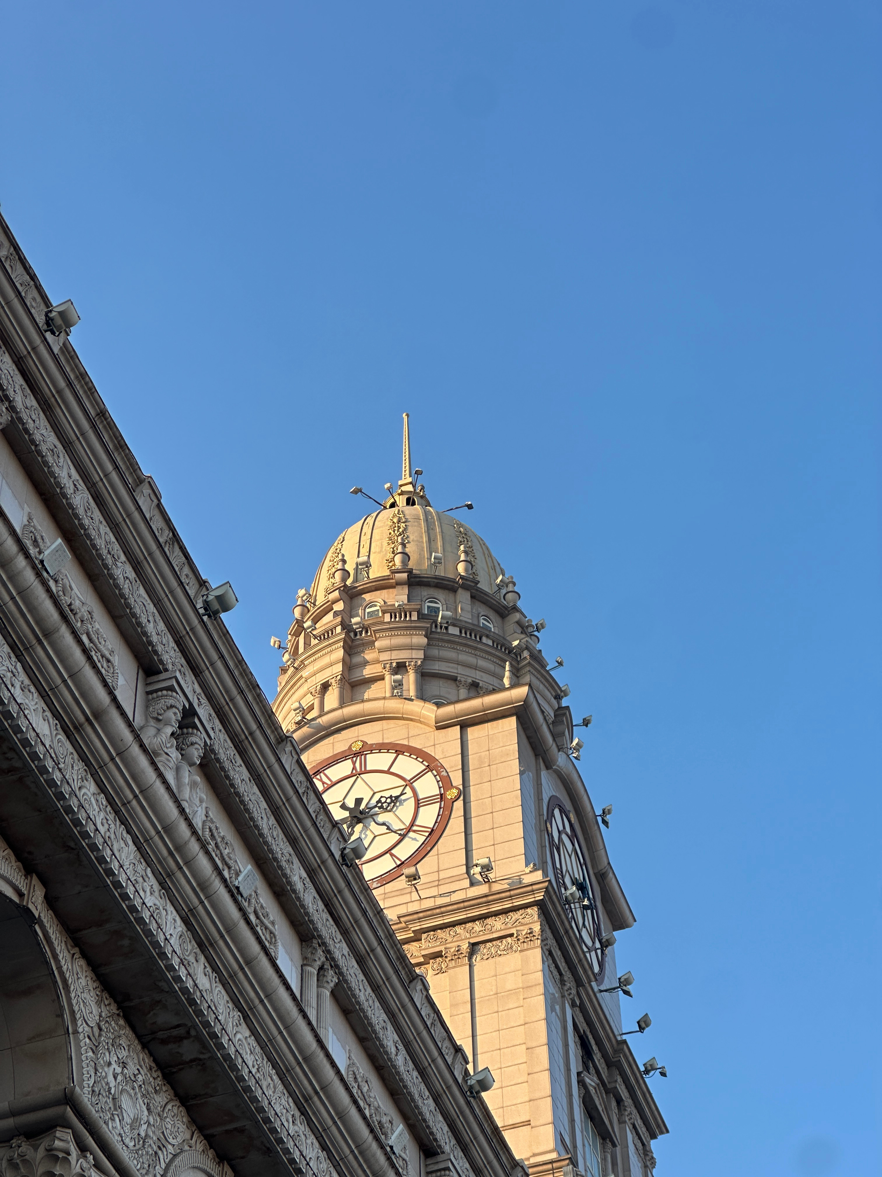 旅行的时候，遇到一个想让我们帮他拍照的男生，聊天的时候才知道他是一个人来哈尔滨玩