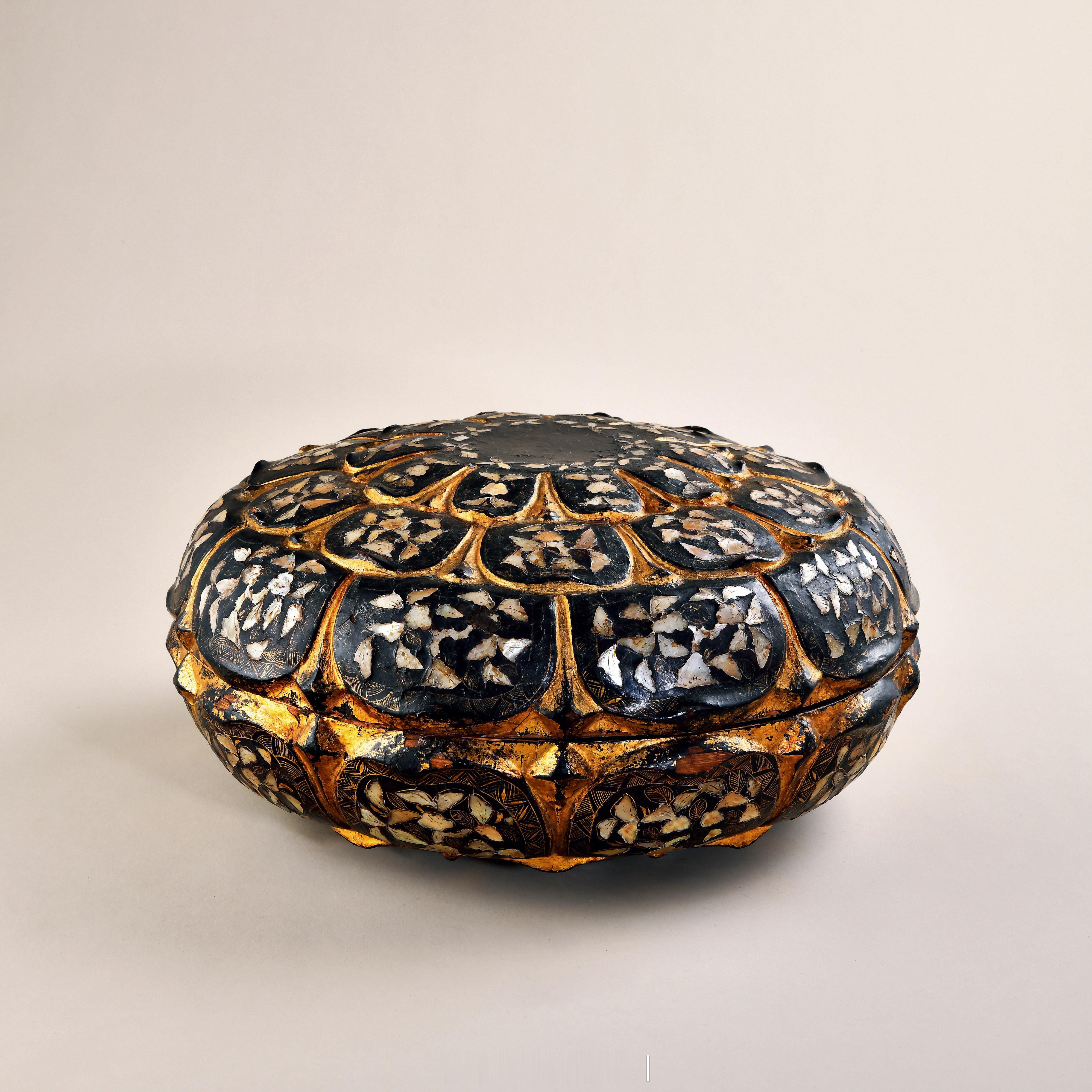 髹饰录 | 明 黑漆描金嵌螺钿莲瓣式捧盒捧盒作十瓣莲花造型，盖顶略微隆起，腹壁圆