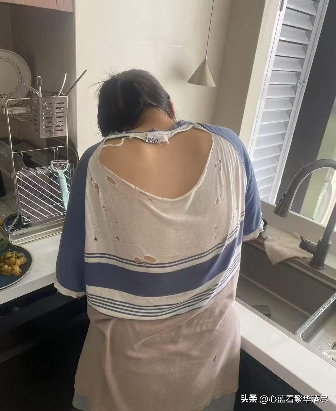 原本想着把这张图片拿给老婆看，好让她知道别人家的老婆有多节俭，体恤都烂成露背装了