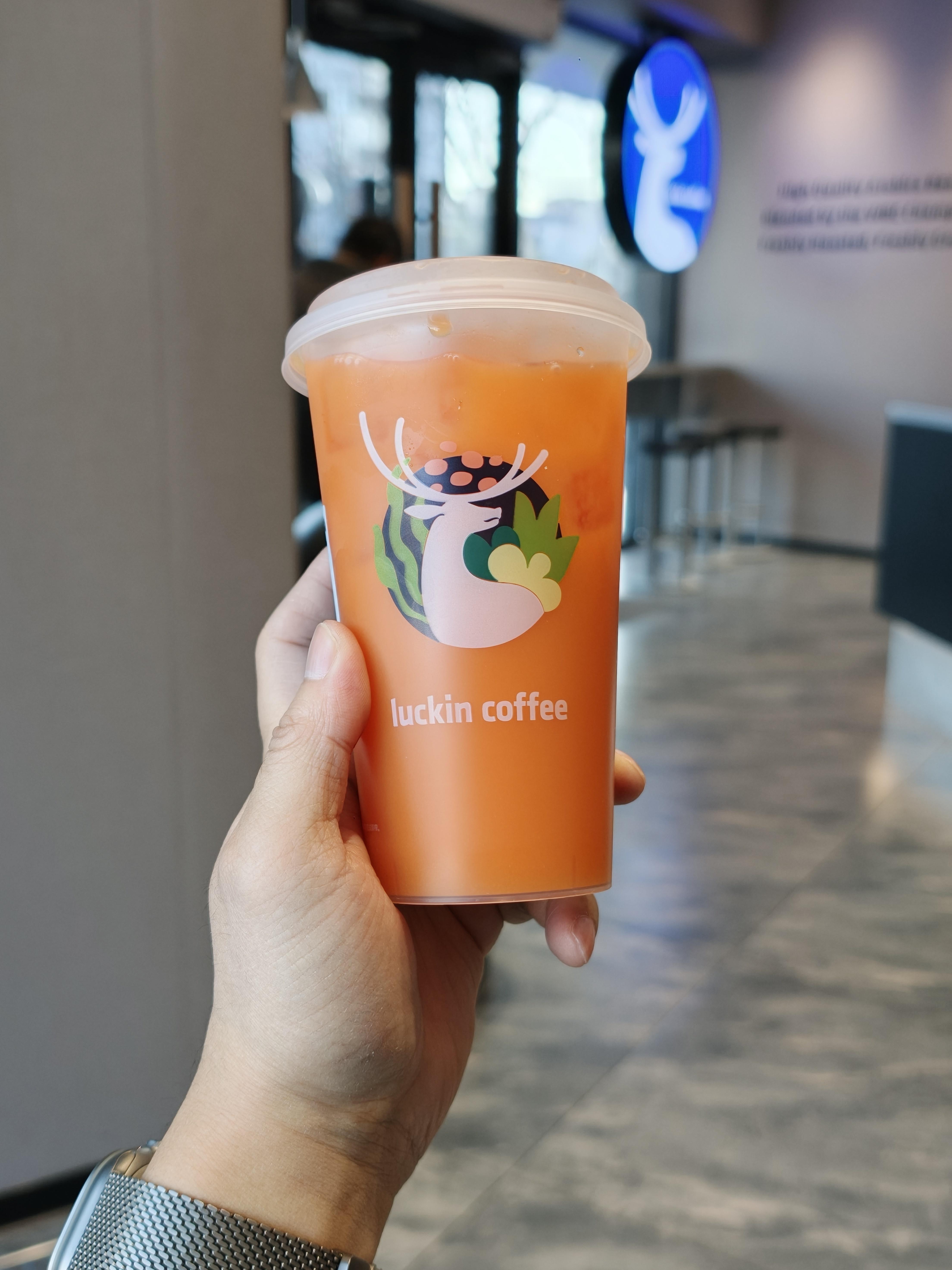 今天不喝咖啡喝果蔬茶～换换口味，还挺清新的，不加糖的味道还行。（我把袖子撸起来了