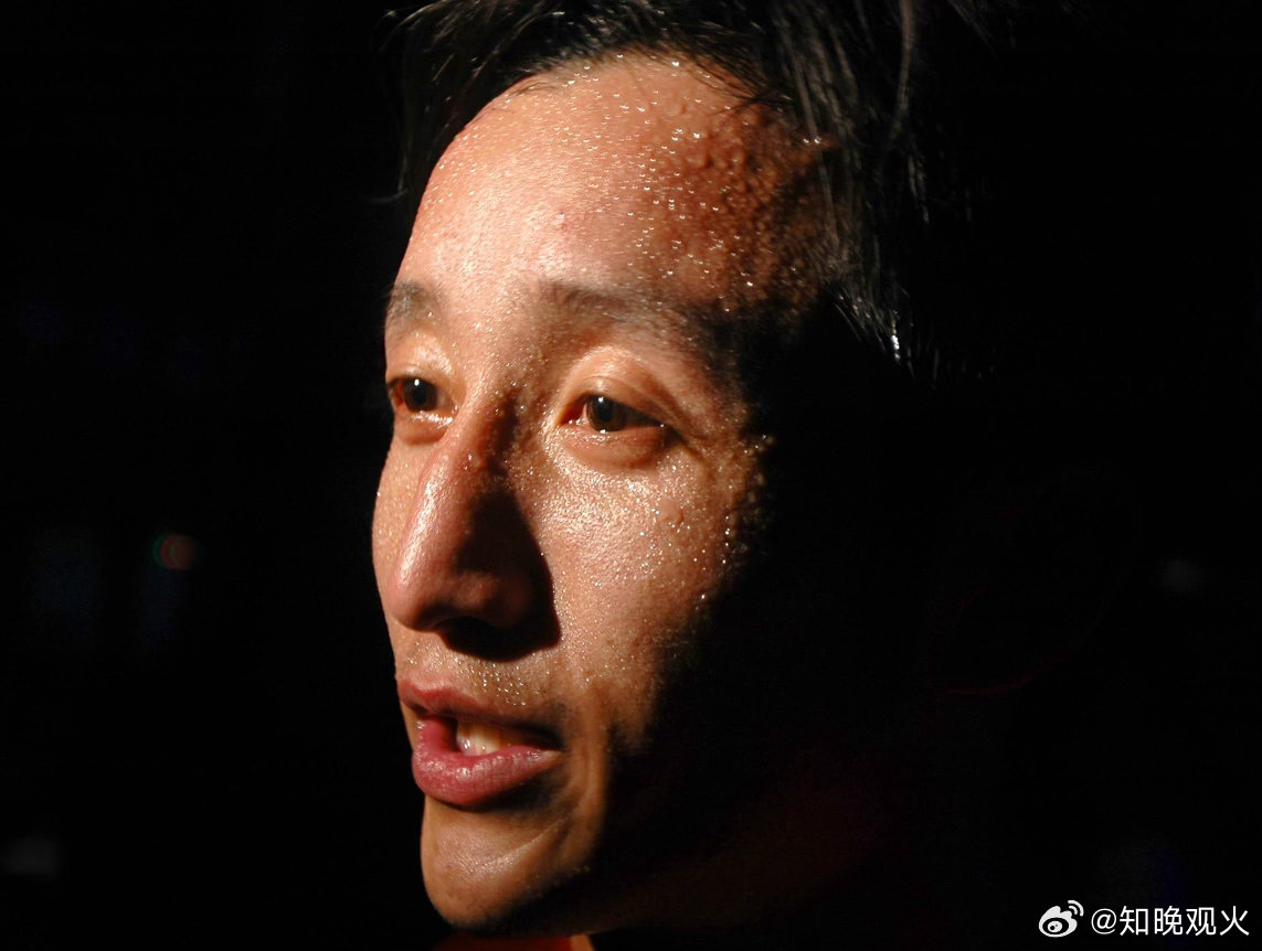“邹市明拳馆一盏吊灯花了300万”之所以引爆热搜，是因为它精准刺中了公众对明星跨