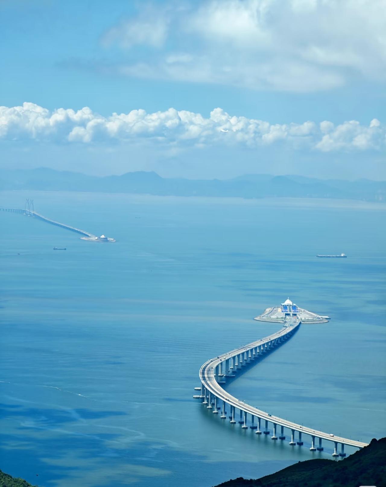 一直满心好奇，这座桥为何没挡住船的航线，原来大桥是入水的！真厉害啊！
粤港澳大桥