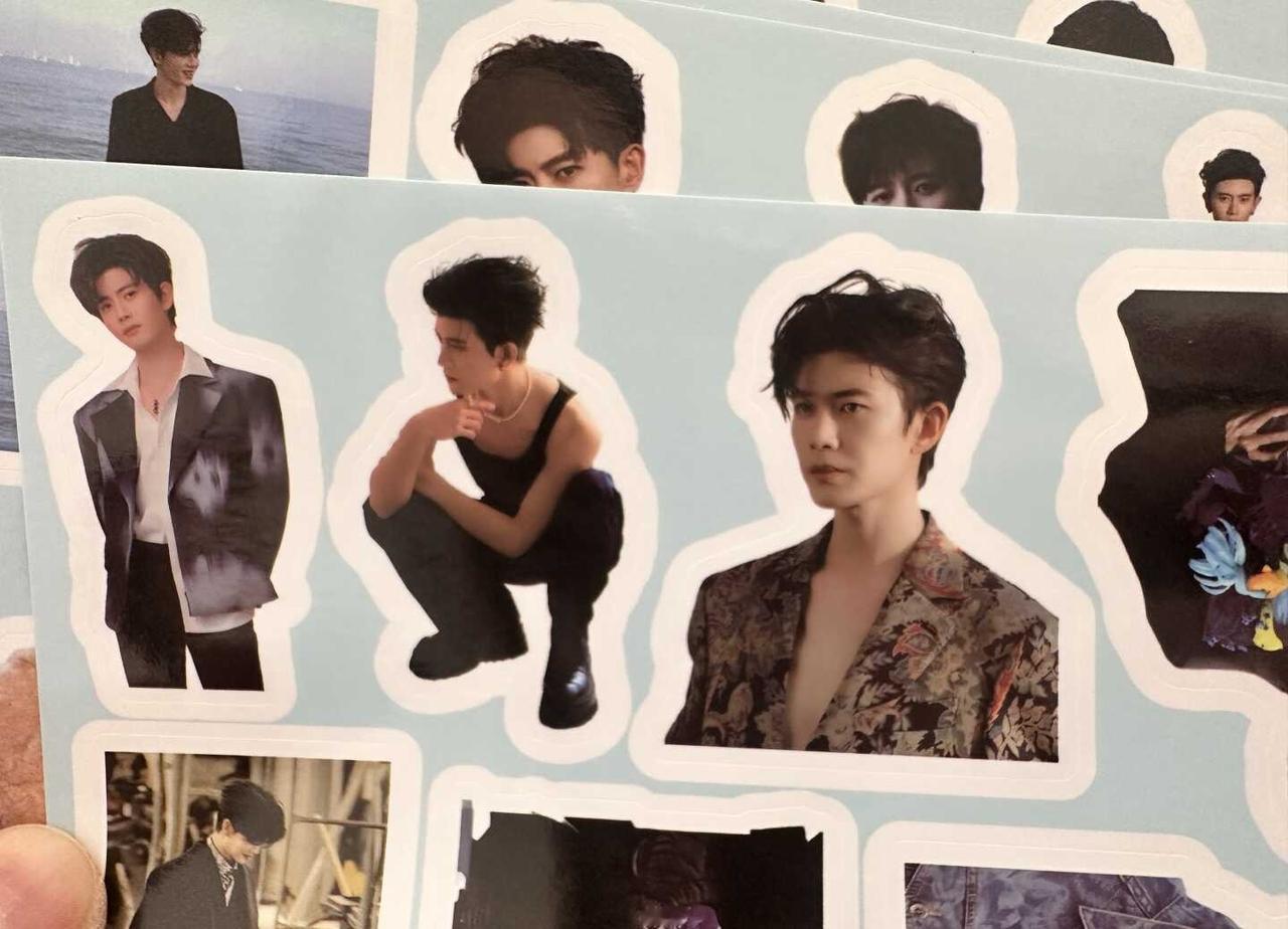 这张蹲着的怎么有种莫名的喜感哈哈哈
任嘉伦 忍不住想笑 起到一个造型上的作用