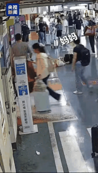 “上央视新闻了！”女子上一秒还拉着儿子手，下一秒她眼前一黑，瞬间倒地心脏骤停，儿