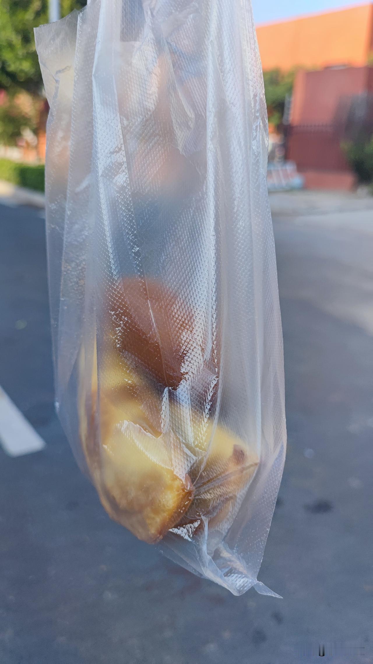 我想买一些吃，当时我问了摊主一句话，我说你这糖糕和菜角是不是预制菜，预制的不好吃
