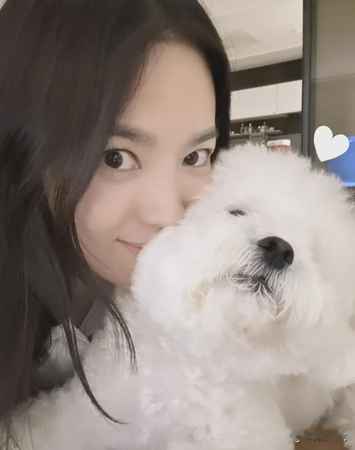 15日，演员宋慧乔在自己的Instagram上上传了照片。公开的照片中，宋慧乔亲