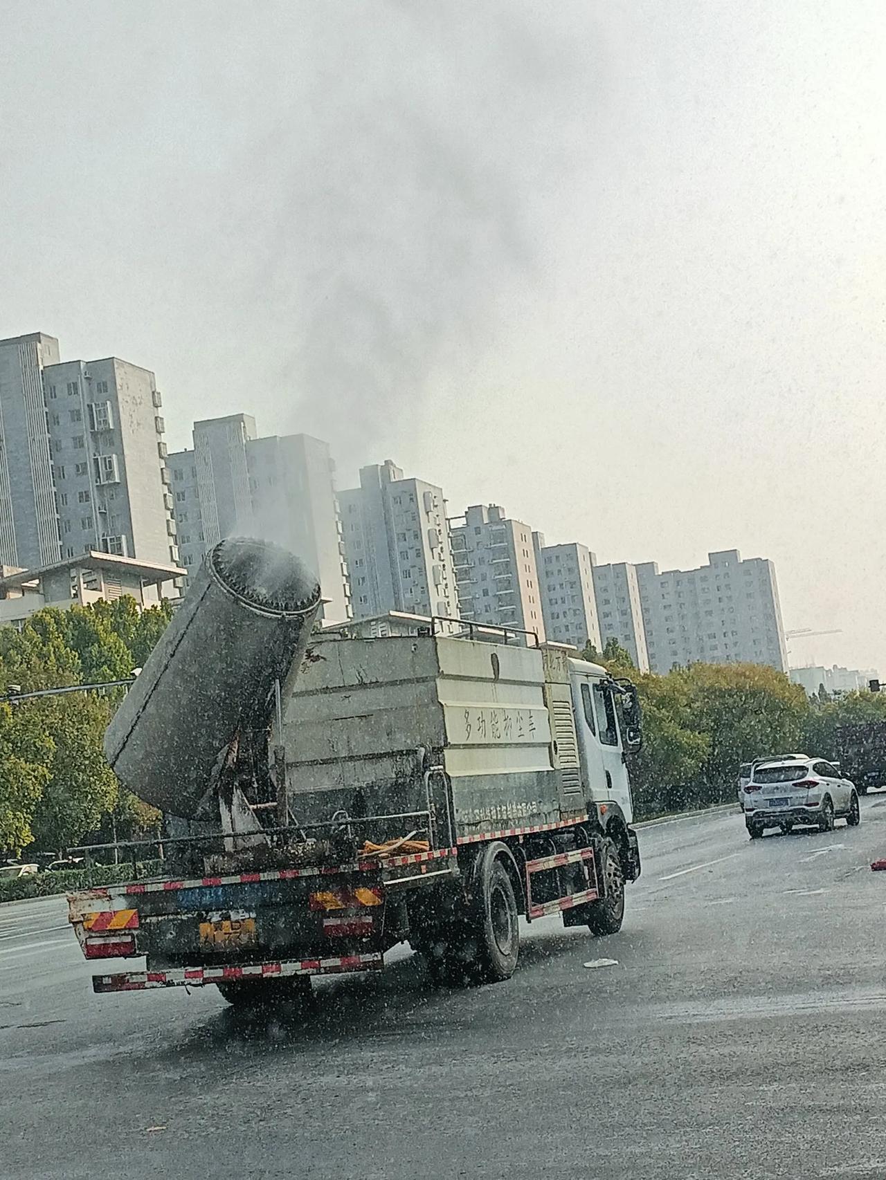 如今的马路四大害：洒水车，无论晴天下雨借环保为名到处洒，非的溅上一身水不可，电瓶