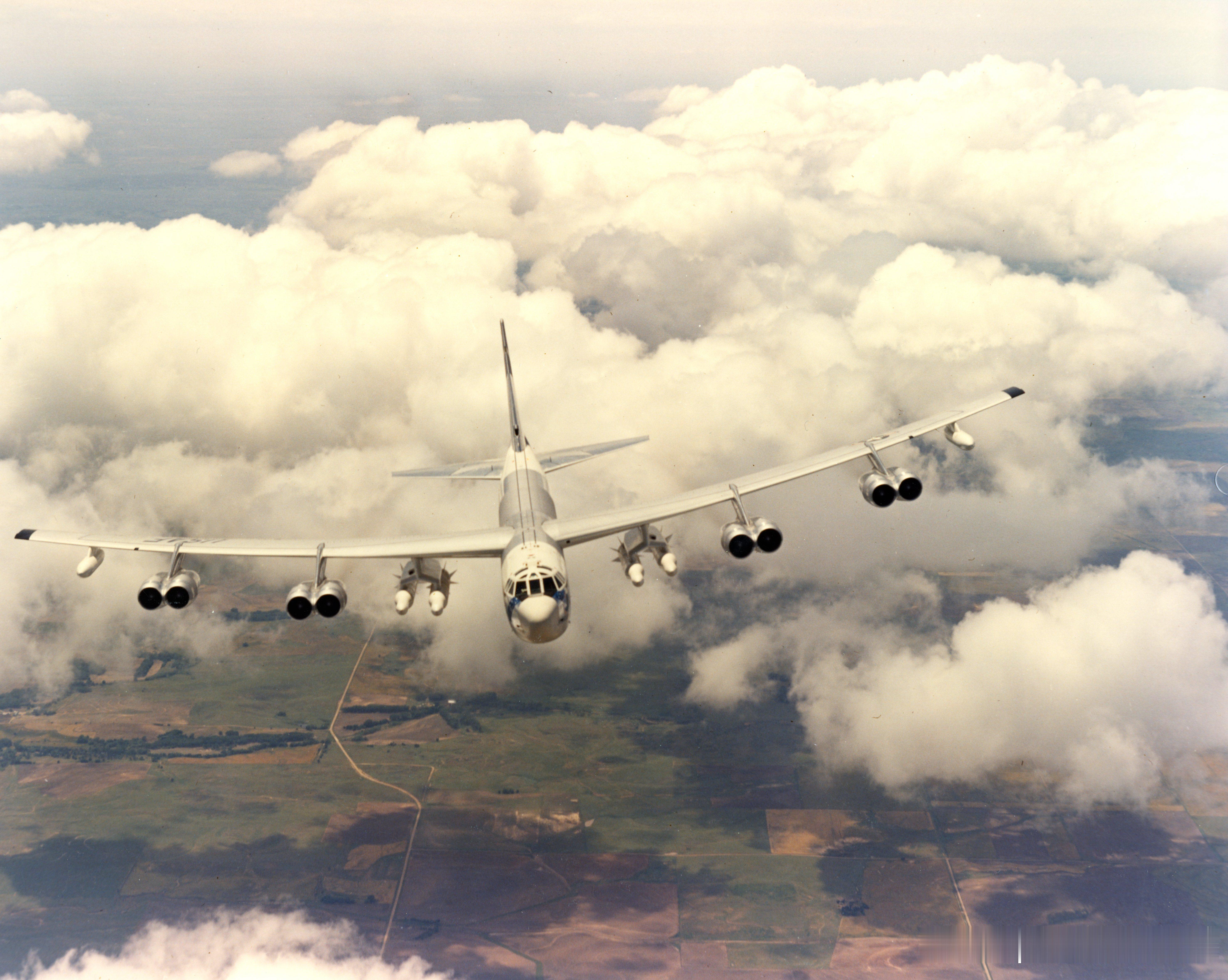 美军B-52H轰炸机携带4枚GAM-87 Skybolt“天箭”空射导弹。该型导