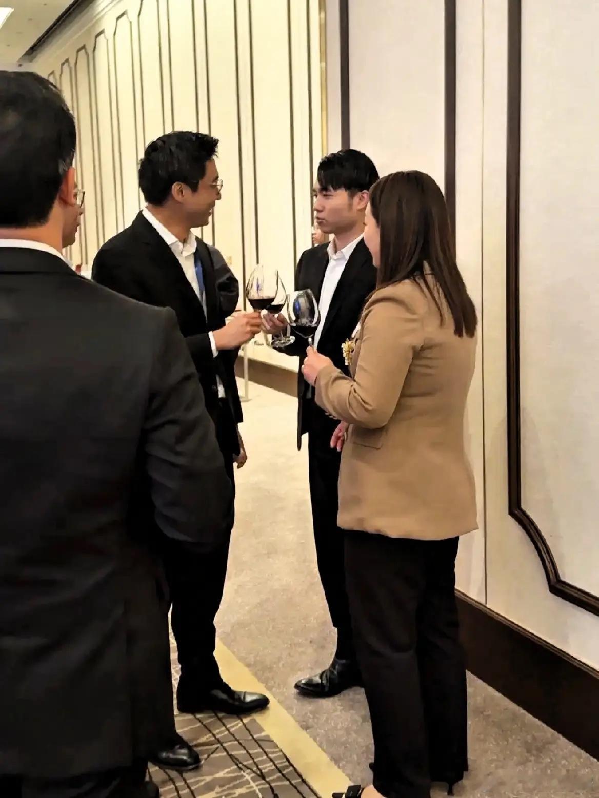 霍启山和何猷亨共同出席活动，这两位公子，可以说是香港澳门最强家族了！霍家和何家的