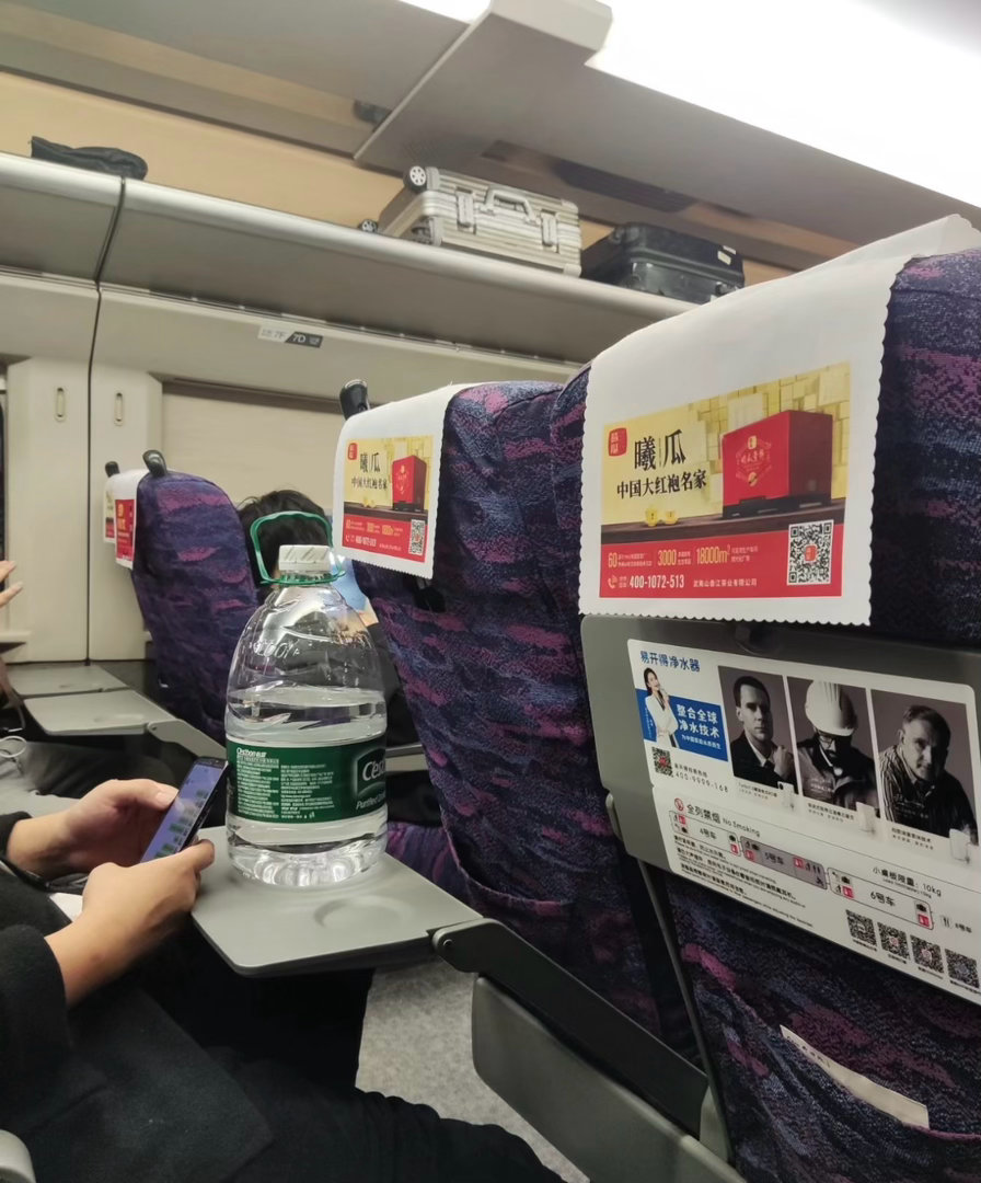 喝个300毫升的瓶装水觉得自己喝水很多了？  你咋不喝图2的四瓶？