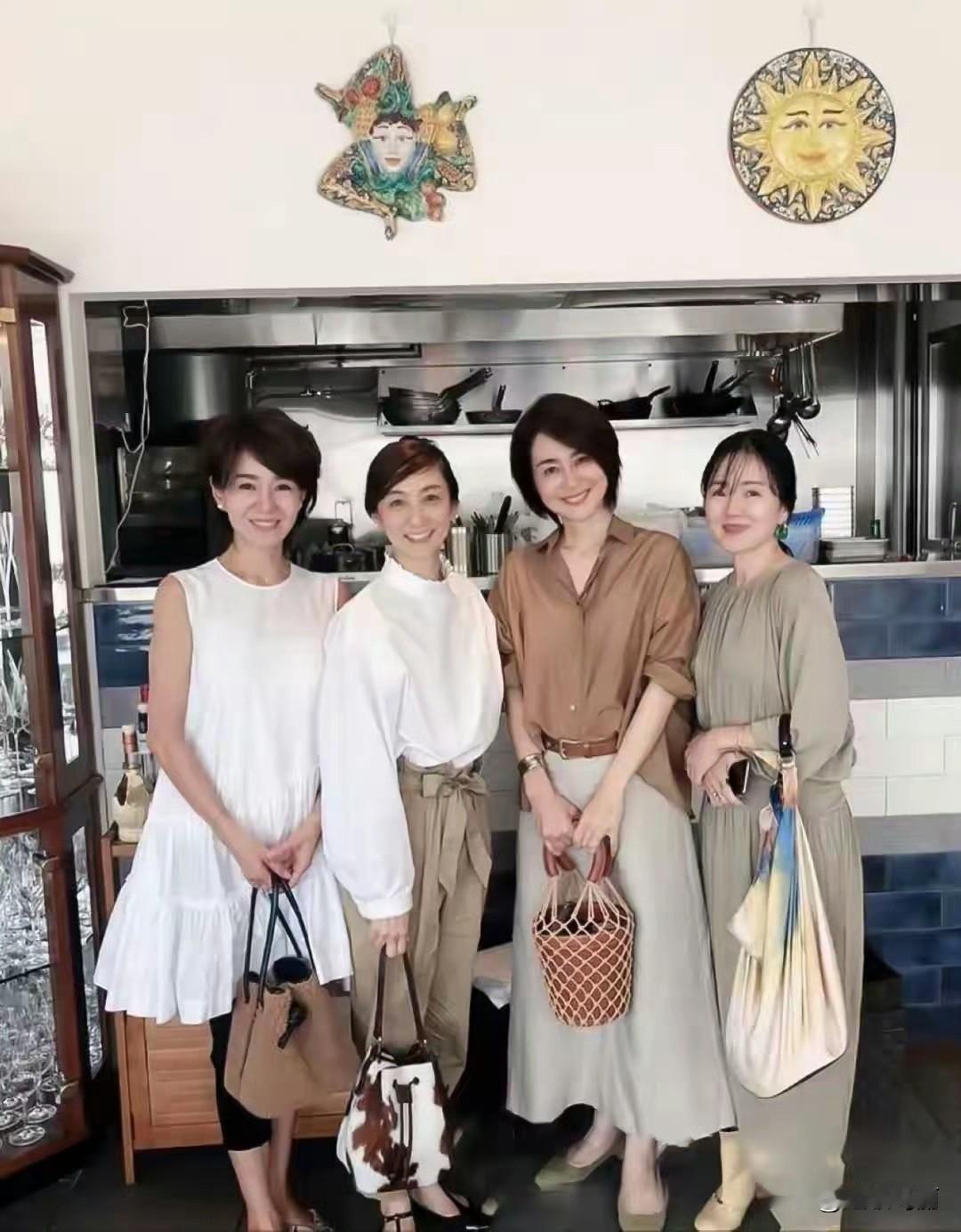 日本主妇们的穿搭，发选短、衣穿简，大方减龄又日常，悟了吗[奸笑]